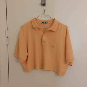 Superfin aprikosfärgad fila tröja köpt i second-hand butik. Tröjan är rätt kort. Älskar verkligen färgen! Frakt tillkommer.