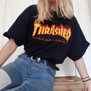 Thrasher T-shirt - Äkta Trasher-Tshirt i storlek XL, knappt använd. Den är nedkortad i längden så att den inte ska bli knölig om man vill stoppa ner den i byxorna. Längdmässigt skulle jag säga att den är som en vanlig T-shirt i storlek S eller M, men den är bredare och så går ärmarna ned till ungefär armvecket på mig som är 166 :) 