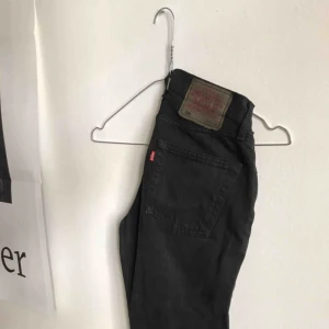  - Supersnygga Levis 501 i grå ton! Dessvärre för små för mig. Som vanligt med Levis ojämna i storleken.  Midjemått: 68 VM 