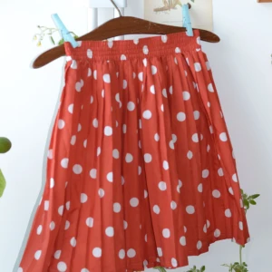  - Härlig prickig vintagekjol i mjukt röd nyans. Hög midja med resår.