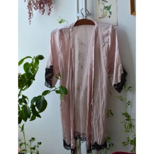  - Vacker skir morgonrock med svarta spetsdetaljer, knappt använd. Obs det mörka på ryggen är inte fläckar utan min tomatplanta som skymtar genom tyget🍅🌿