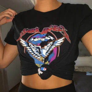  - T-shirt från Nelly.com i storlek small. Frakt på 39kr tillkommer