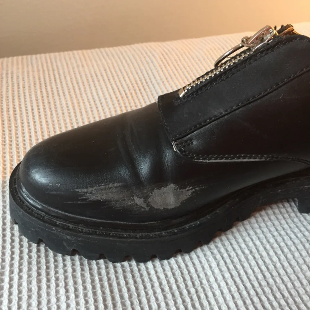 svarta skor i fakeskinn med blixtlås. använda lite men de enda fel som syns är slitningar på insidorna av foten på båda skorna (se foton), därav priset. annars bra skick!. Skor.
