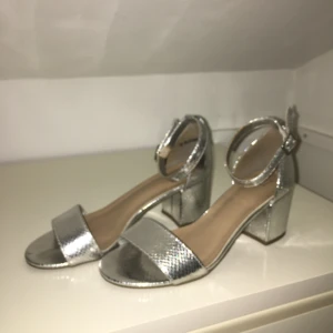  - Silverklackar endast använda en kväll💓 köparen står för frakt 💓