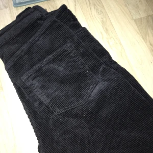  - Manchester-byxor från Monki. använda en gång sedan endast legat i lådan. Eventuell frakt står köparen för! 