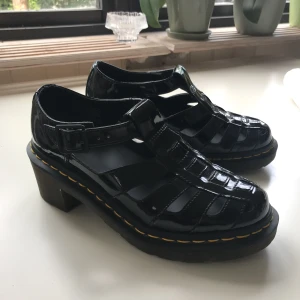  - Säljer ett par dr martens sandaler. Knappt använda! Kan mötas upp i Gävle eller frakta då köparen står för frakt 😆
