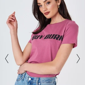  - Rosa t-shirt med ”Boy Burn” text. Aldrig använd, prislappar kvar. Bra skick och kvalité.