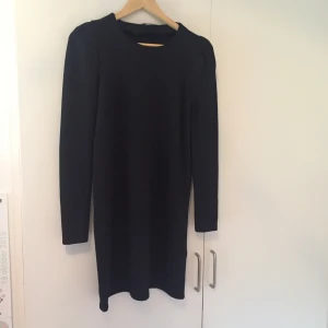  - Klänning Gina tricot  Stl m Skön svart klänning m fina axlar med liten puffärmdetalj  Aldrig använd 