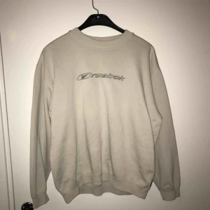  - Reebok sweatshirt, köpt second hand. Har Använt den 1 gång :) 
