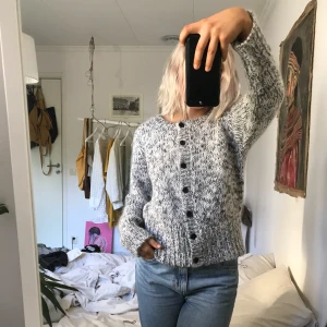 - Skön stickad kofta/tröja i perfekt skick!