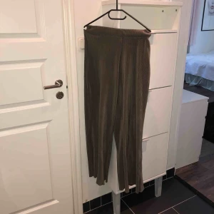  - Byxor från bikbok