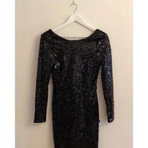  - Helt oanvänd paljettklänning från Nelly.com🌸 Köparen står för eventuell frakt. Hör av dig för fler bilder🌸