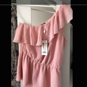  - Blus, aldrig använd. Originalpris 199 men säljer den för 100kr. Köparen betalar för frakten🌸