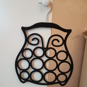  - Hänger upp smycken 