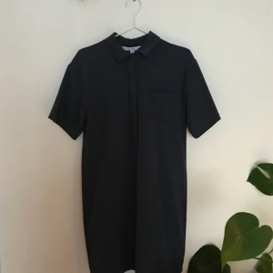 - Mörkblå skjortklänning från & Other stories. Tjockare tyg.