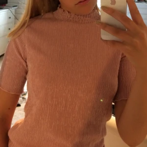  - Plisserad blus i gammelrosa färg. Inköpt för ett år sedan och endast använd vid ett tillfälle, alltså i nyskick.  Finns att hämta i Stockholm alternativt fraktas mot en fraktkostnad. Från ett djur och rök-fritt hem. 