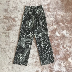  - Silkiga byxor. Ska sitta högt upp i midjan. Storleken: en liten 36a, mer som en 34a