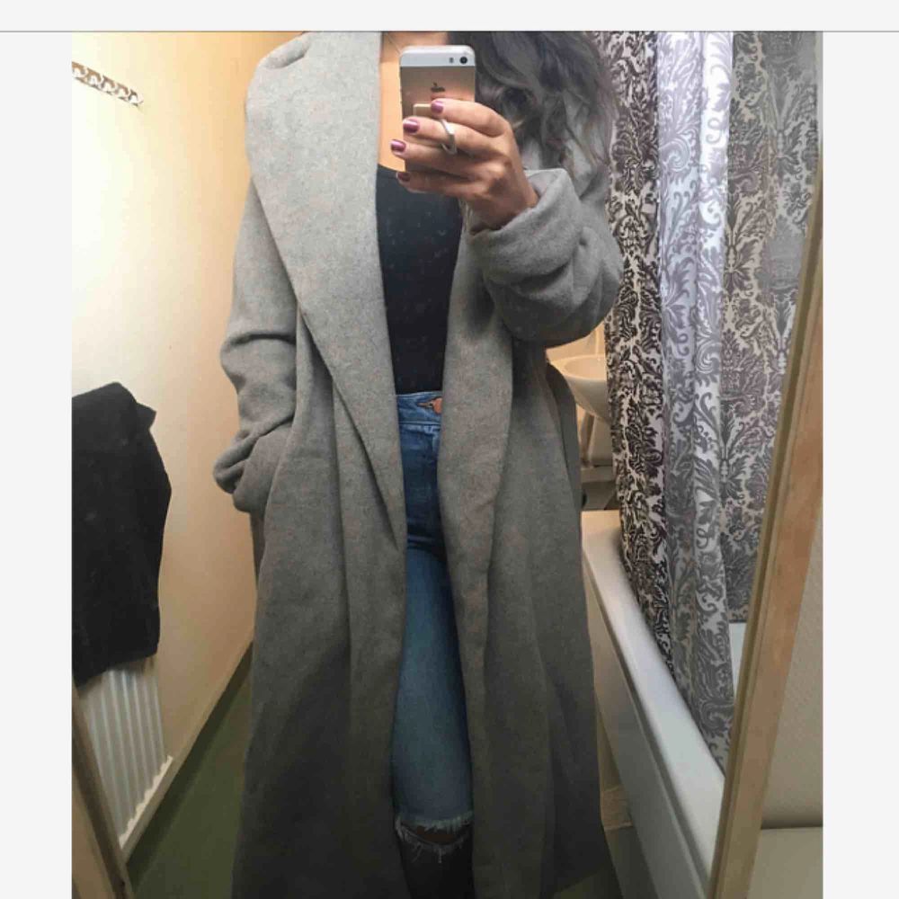 Superfin varm kappa från Zara i 52% ull och 48% polyester. Måttligt använd. Ena öglan där man trär i knytbandet har gått av men det fixas lätt med nål och tråd. Utöver det är den i väldigt bra skick. Kan mötas upp i Stockholm, annars tillkommer frakt 🌸. Jackor.