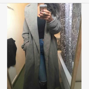  - Superfin varm kappa från Zara i 52% ull och 48% polyester. Måttligt använd. Ena öglan där man trär i knytbandet har gått av men det fixas lätt med nål och tråd. Utöver det är den i väldigt bra skick.  Kan mötas upp i Stockholm, annars tillkommer frakt 🌸