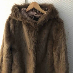  - Oanvänd pälsjacka med luva från bikbok! Superfin på men kommer tyvärr aldrig till användning ;( eventuell frakt tillkommer! :-) 