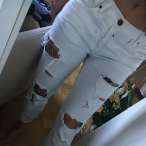  - Slitna jeans slappt använda