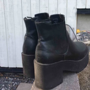  - Riktigt snygga platåskor. Passar både vardag och fest! Lite avskavt på ena skon, se sista bilden. 