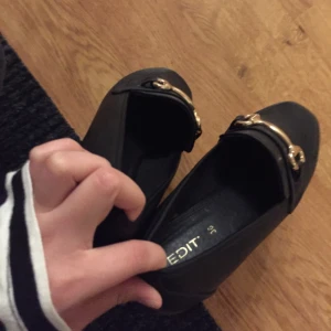  - Sälja min loafers skor från EDIT . Köp typ 4 eller 5 månad sent men använd bara 2 gånger. Pris kan diskutera ❤️ 