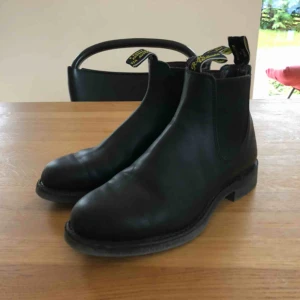  - R.m Williams Gardener black. Näst intill helt oanvända. Säljer pga för små. Perfekt höst-och vintersko Nypris: 4790