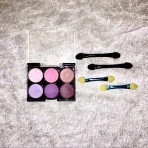  - 6 st ögonskuggor i fina färger varav 2 är swatchad på. Fyra st sminkapplicerare (?) ingår!  🌸köparen står för frakten🌸