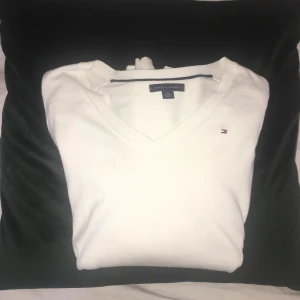  - Vit långärmad tröja från Tommy Hilfiger. Endast använd ett fåtal gånger.