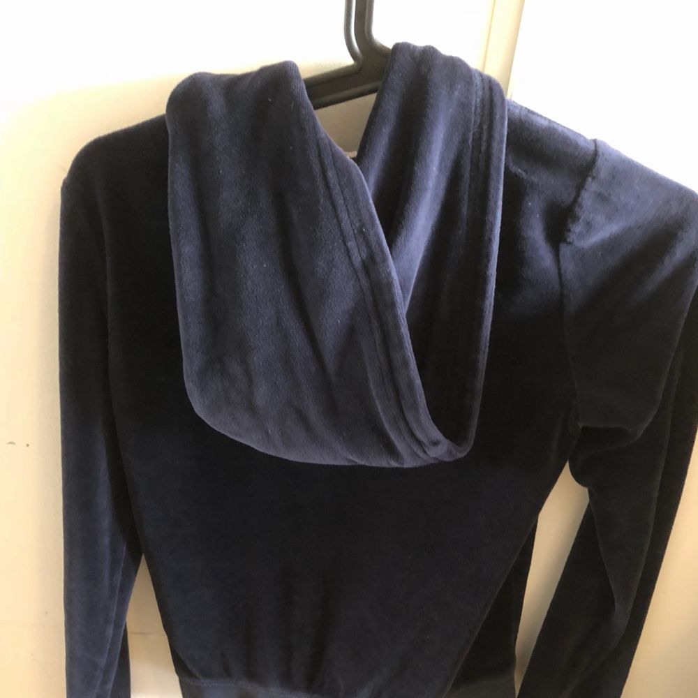 Mörkblå hoodie från juicy couture Inte jätte använd men lite Passar även XS. Huvtröjor & Träningströjor.