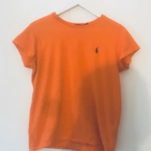  - FÅ FYRA VALFRIA PLAGG FÖR 200 kr!! Bara intresserad av ett plagg, PMa!  Helt ny Ralph Lauren T-shirt.