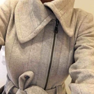  - Fin kappa med stor härlig krage 😍😍  Jackan är i 70% ull och 30% nylon.  Sparsamt använd. Jackan är i storlek L men jag på bilden är en S. Tyvärr har innefodret gått sönder på ett ställe, där av priset. Möts gärna upp i Göteborg, frakt ingår ej. 