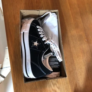  - Helt nya och svinsnygga limited edition Converse x Mademe. Slutsålda överallt! Säljer pga råkade beställa hem för liten storlek.