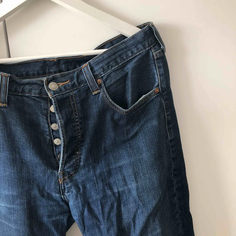 Mått- W34 L30 LEVIS 501. Mörkblåa jeans i bra skick.. Jeans & Byxor.