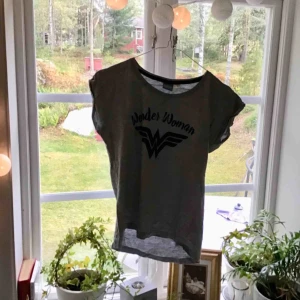  - Wonder woman tröja! Skitcoool tröja i storlek XS. Nästan oanvänd! 