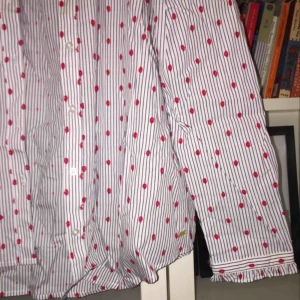  - Skjorta ifrån Kappahl, oanvänd m lappar kvar. Nypris 400. Pris kan diskuteras. 