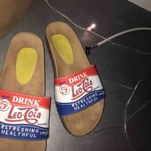  - Super feta tofflor från Leo studio design i storlek 37, passar mig perfekt som vanligtvis är en storlek 38.  Nypris 800kr danska så ca 1100 svenska kr. 