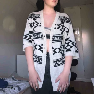  - Stickad kofta från ellos. Använd ett antal gånger. Tvättas innan frakt. Köparen står för frakt