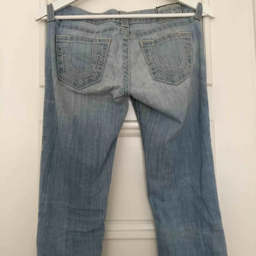 Extremt snygga jeans från true religion som är sparsamt använda! Fraktkostnad tillkommer (Annan färg finns). Jeans & Byxor.