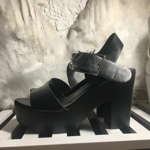  - HELT oanvända Snygga sandaletter från skopunkten! Se bild på undersida (lapparna sitter kvar) :) Svarta 🖤 storlek 36. Klackhöjd 9cm, platå 4. Känns dock betydligt lägre och är bekväma att gå i. Möts upp i Stockholm!! ✨✨✨