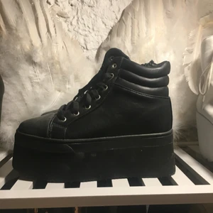  - HELT oanvända (se bild) Underbara platåskor köpta i Japan🖤🖤🖤 Passar liten 36-liten 37. Mjuka inuti Bra kvalitet! Inte tunga att gå i! 6cm platå så bekväm höjd för vardag! Men ändå drama 🙈 Möts i stockholm✨✨✨