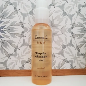  - En superbra bodyoil som är endast använd en gång, säljs då lukten inte föll för min smak. Som ny!! 80kr+frakt (nypris 180kr)