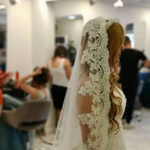  - Jag säljer min vackra brudklänning från Istanbul, 2018. Mitt pris 15.000kr. En 4 meters lång spestsiga slöja ingår. Klänningen är i perfekt skick och är i storlek  36-38. Kvitto finns. Den är kemtvättad. Finns i Tumba/Stockholm. 