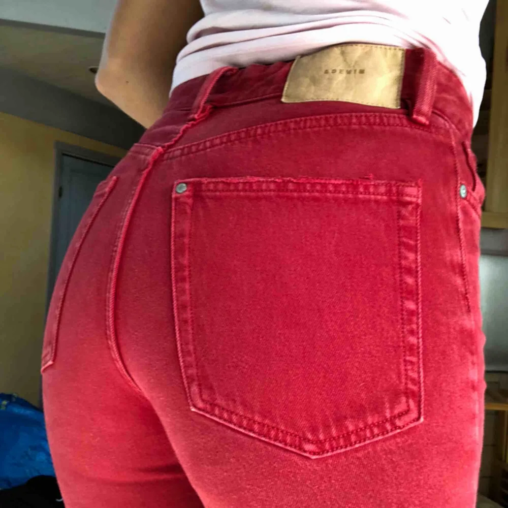 Röda jeans i vintage-fit modell. Sparsamt använda, gott skick. . Jeans & Byxor.