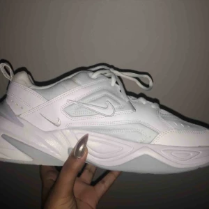  - Helt nya vita Nike Tekno sneakers använda endast 1 gång! Storlek 40 