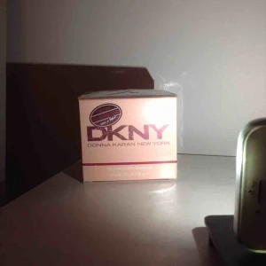  - En helt ny, oöppnad DKNY parfym. Säljer på grund av att jag ej kommer använda den. Köpt för 650kr säljer för 500   #perfume# DKNY #Åhlens 