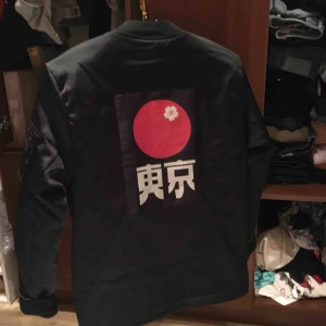  - Super fin bomberjacka från hm! Storlek XS! Säljs då den ej kommer till användning tyvärr 😕