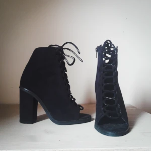  - Snygga skor med snörning fram! Med frakt: 120kr