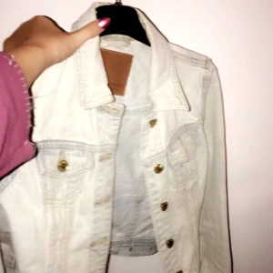  - En ljusare jeansjacka från gina tricot, sitter tight på mig som har storlek S i de flesta jackor! Bra skick☺️